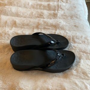 NEW - Vionic, black flip flops woman’s size 9